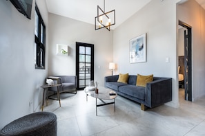 Suite Luxe, 2 chambres | Coin séjour | Télévision à écran plat, Netflix, Hulu, services de streaming