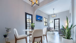 Modern Design 2BR Residence & Private Kitchen | ダイニングルーム