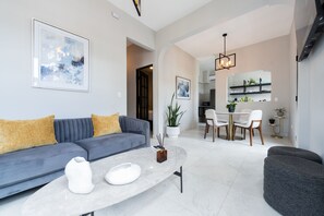 Suite de lujo, 2 habitaciones | Zona de estar | Una televisión de pantalla plana, Netflix, Hulu, servicios de streaming