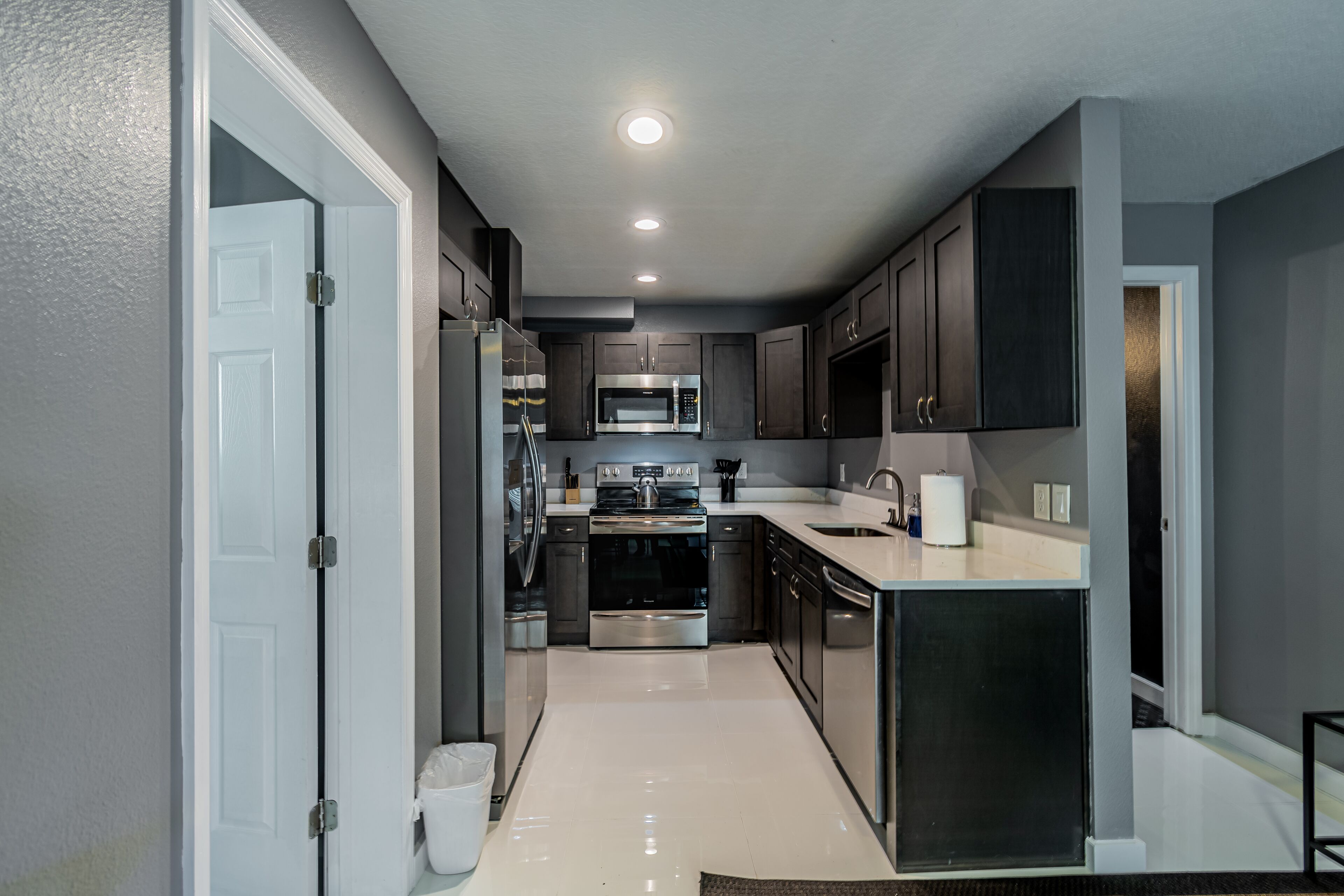 Een koelkast, een magnetron, een oven, een kookplaat