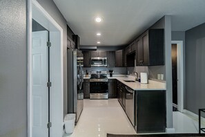 Een koelkast, een magnetron, een oven, een kookplaat