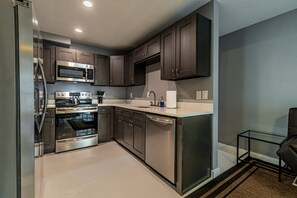 Fridge, microwave, oven, stovetop - Downtown Orlando 2 bedroom home w/ Full Kitchen & Parking spots (Orlando)