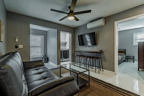 Smart TV, Netflix, streaming services
