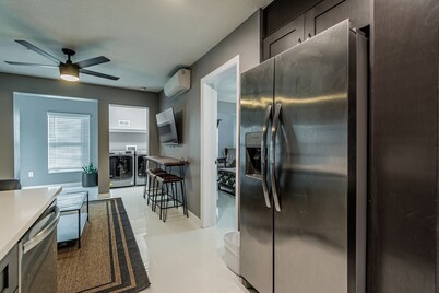 Downtown Orlando 2 bedroom home w/ Full Kitchen & Parking spots