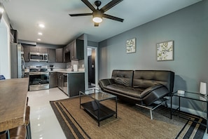 Smart TV, Netflix, streaming services - Downtown Orlando 2 bedroom home w/ Full Kitchen & Parking spots (Orlando)