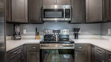 Refrigerador, microondas, horno, placa de cocina