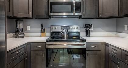 Downtown Orlando 2 bedroom home w/ Full Kitchen & Parking spots