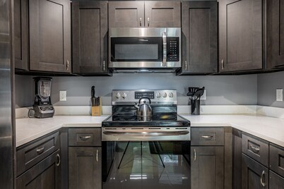 Downtown Orlando 2 bedroom home w/ Full Kitchen & Parking spots