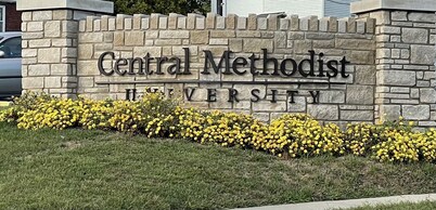 Charming bungalow in historic Fayette, MO Walking distance to downtown and CMU