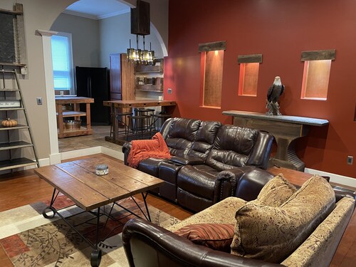 Charming bungalow in historic Fayette, MO Walking distance to downtown and CMU