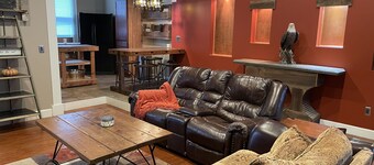 Charming bungalow in historic Fayette, MO Walking distance to downtown and CMU