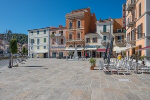 Outdoor dining - Vacation Apartment "C 306 Attico Puntavilla Mare" with Sea View (la maddalena)