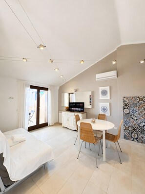 Dining - Vacation Apartment "C 306 Attico Puntavilla Mare" with Sea View (la maddalena)