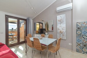 Dining - Vacation Apartment "C 306 Attico Puntavilla Mare" with Sea View (la maddalena)