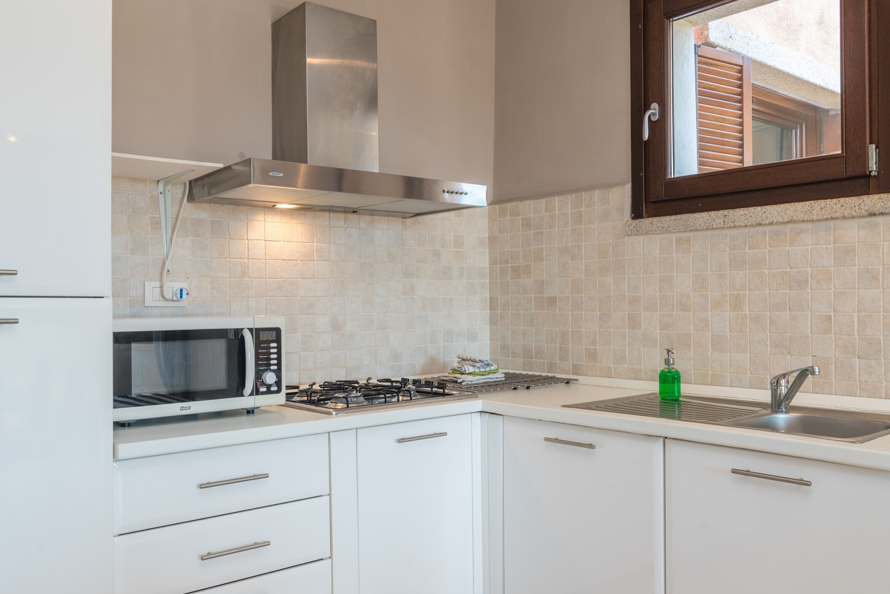 Frigorifero, microonde, piano cottura, lavastoviglie