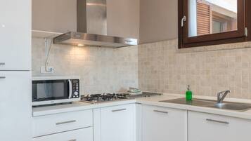 Frigorifero, microonde, piano cottura, lavastoviglie