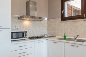 Geladeira, micro-ondas, cooktop, lava-louças