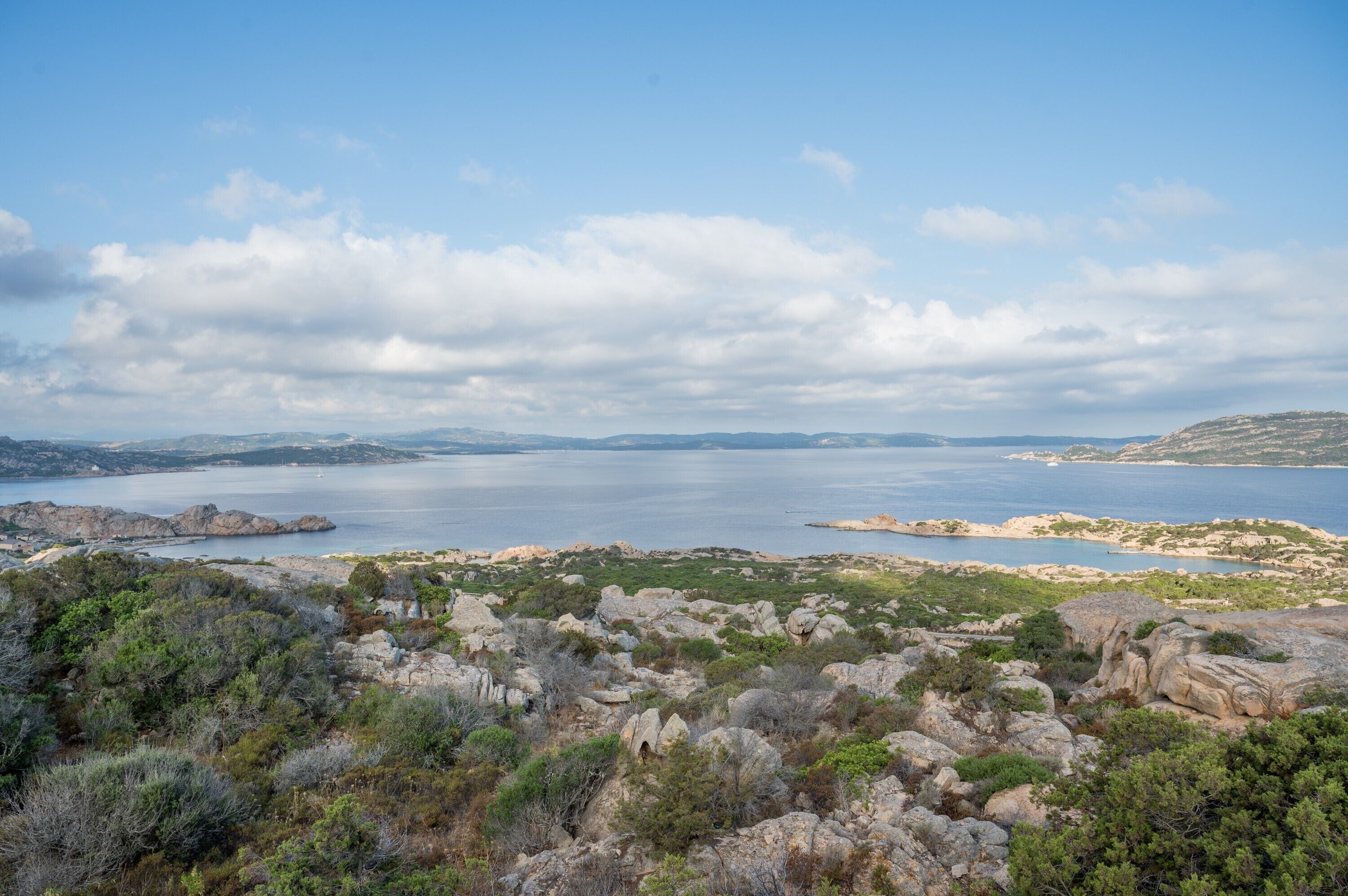 Un paysage côtier caractérisé par un terrain rocheux et une vue sur la mer.