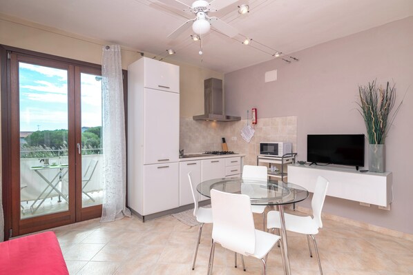 雪櫃、微波爐、爐具、洗碗機