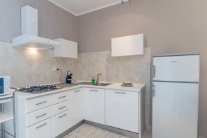 Fridge, microwave, stovetop, dishwasher - Holiday Apartment "C 207 Puntavilla" – Pool View (la maddalena)