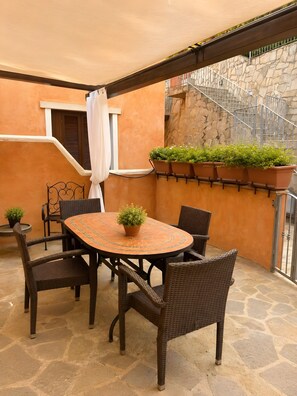 Outdoor dining - Vacation Apartment "B 104 Puntavilla Mare" – Sea View (la maddalena)