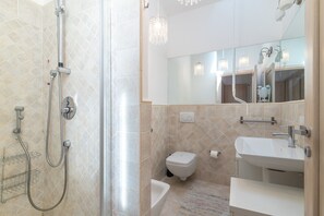 Een douche, gratis toiletartikelen, een haardroger, handdoeken