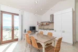Dining - Vacation Apartment "B 104 Puntavilla Mare" – Sea View (la maddalena)