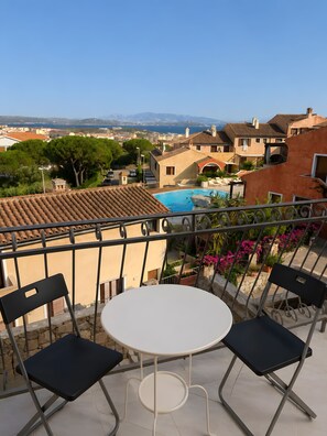 Outdoor dining - Vacation Apartment "B 104 Puntavilla Mare" – Sea View (la maddalena)