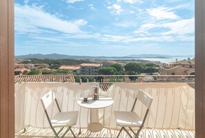 Outdoor dining - Vacation Apartment "B 104 Puntavilla Mare" – Sea View (la maddalena)