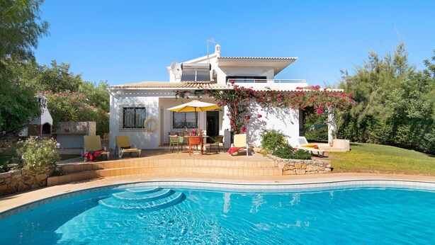 A house with a swimming pool, patio furniture, and a garden. - Pet-friendly Casa da Alfarrobeira with Pool & Wi-Fi (Loulé)