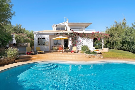 Pool. Pet-friendly Casa da Alfarrobeira with Pool & Wi-Fi