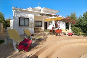Outdoor dining - Pet-friendly Casa da Alfarrobeira with Pool & Wi-Fi (Loulé)