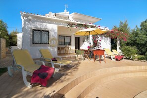 Outdoor dining - Pet-friendly Casa da Alfarrobeira with Pool & Wi-Fi (Loulé)