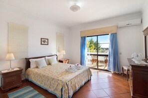 3 bedrooms, iron/ironing board, free WiFi, bed sheets - Pet-friendly Casa da Alfarrobeira with Pool & Wi-Fi (Loulé)