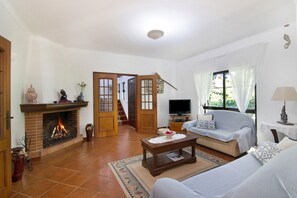 TV, fireplace - Pet-friendly Casa da Alfarrobeira with Pool & Wi-Fi (Loulé)