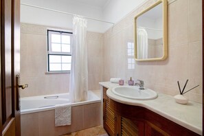 Badewanne, Haartrockner, Handtücher