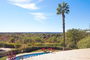 Property grounds - Pet-friendly Casa do Barrocal with Pool & Wi-Fi (Almancil)
