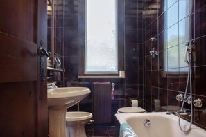 Badekar, hårtørrer, håndklæder