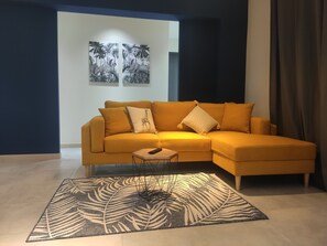 Smart TV - The Royal Pineapple  (Saint Paul)