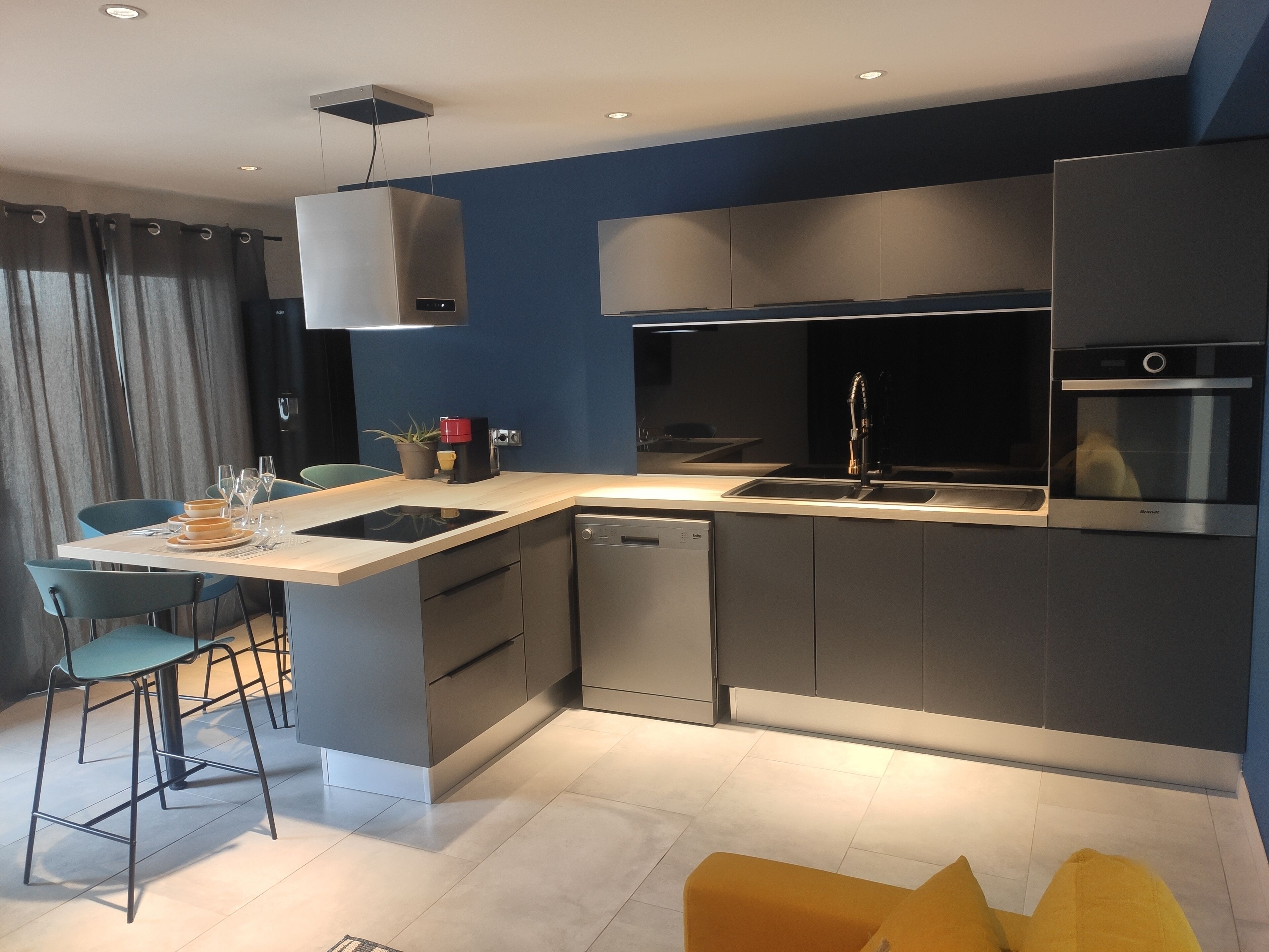 Réfrigérateur, micro-ondes, four, plaque de cuisson