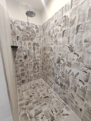 Douche, sèche-cheveux, serviettes fournies, papier toilette