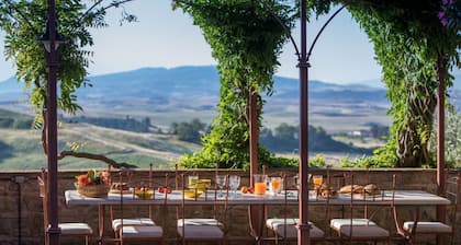 Luxury villa with private pool and stunning views between Pisa and Volterra