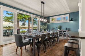 Dining - Luxury Beach House & Apartment, Hot Tub, Kayaks, Fire Pits, Game Room (Bremerton)
