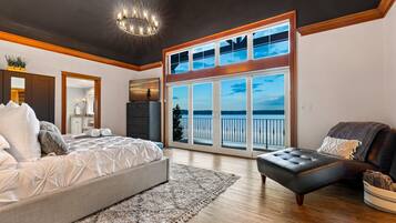 6 bedrooms, desk, iron/ironing board, travel crib