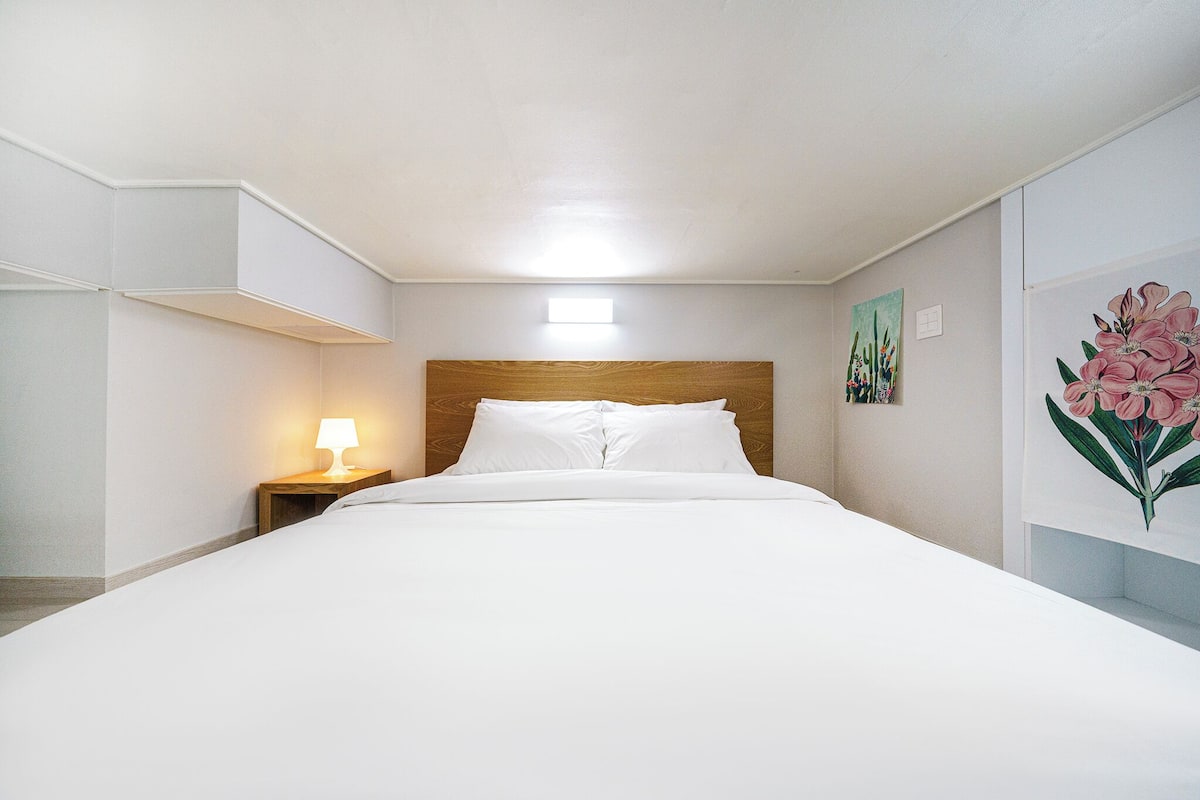 1 bedroom, blackout drapes, free WiFi, bed sheets