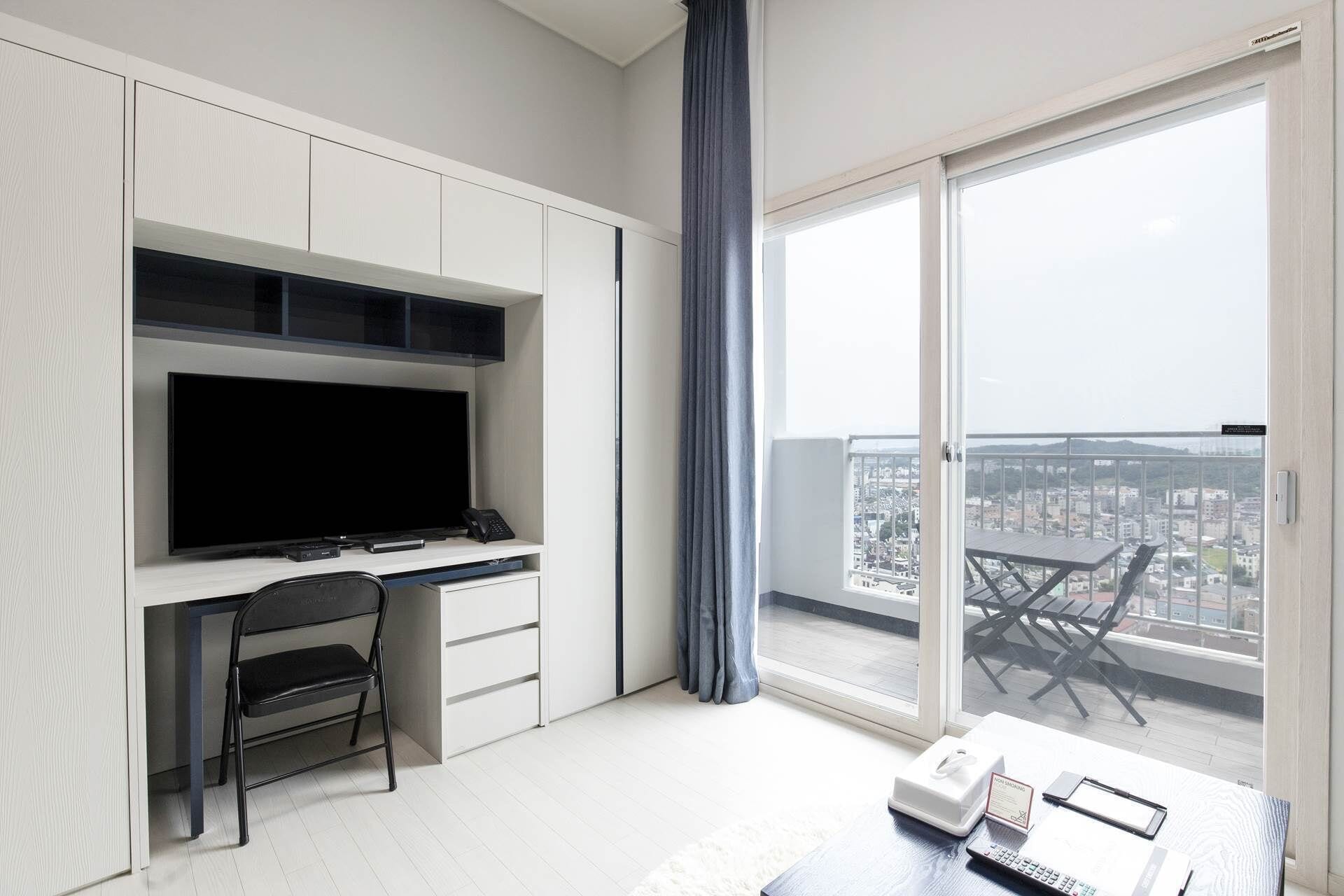 Deluxe Room, Mountain & City View | Blackout drapes, free WiFi, bed sheets