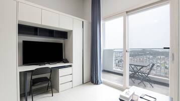 Deluxe Room, Mountain & City View | Blackout drapes, free WiFi, bed sheets