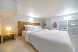 Deluxe Room, Mountain & City View | 1 bedroom, blackout drapes, free WiFi, bed sheets