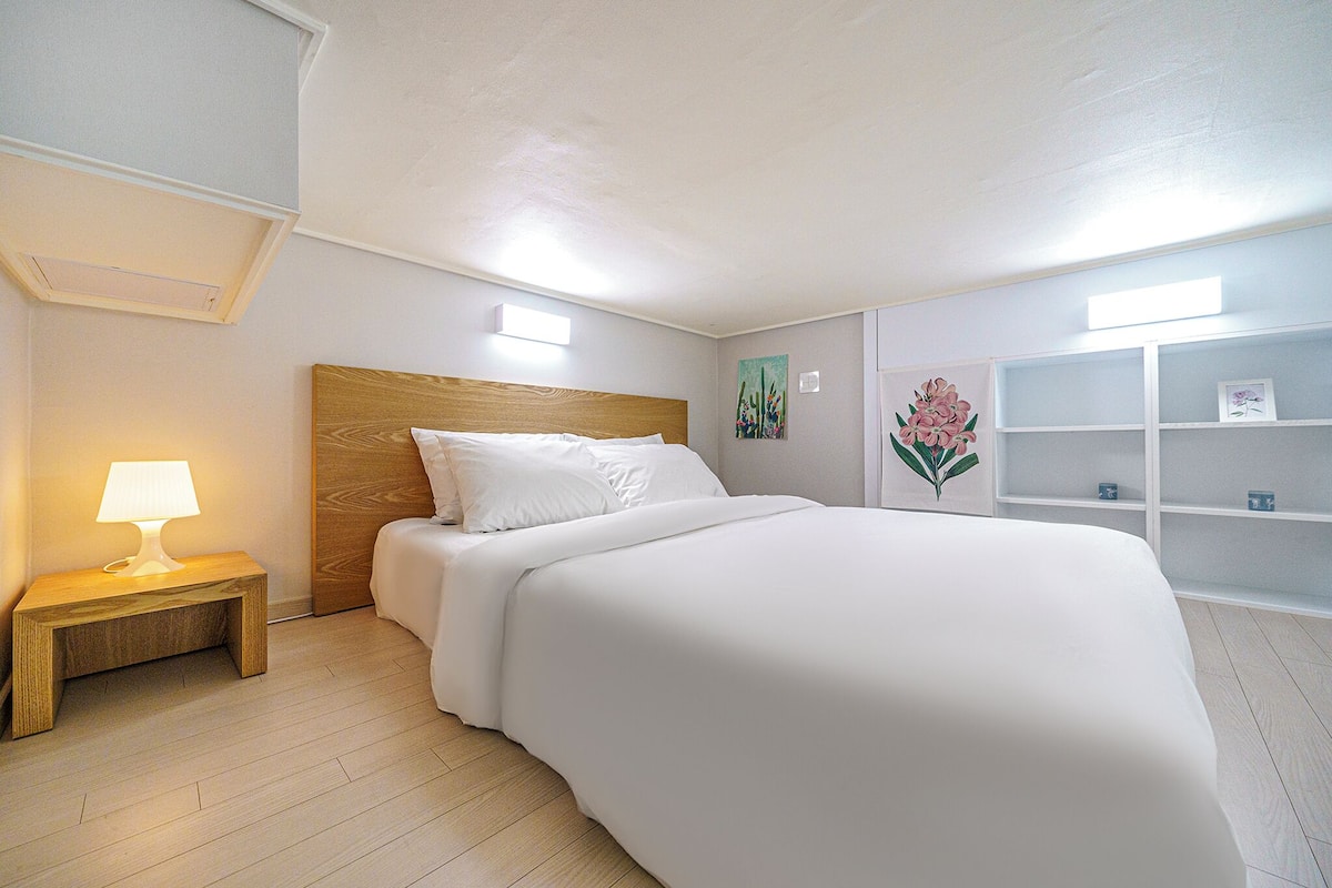 Blackout curtains, free WiFi, bed sheets