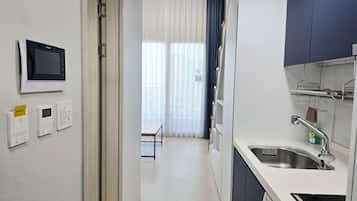 冰箱、微波炉、电热水壶、厨具/餐具